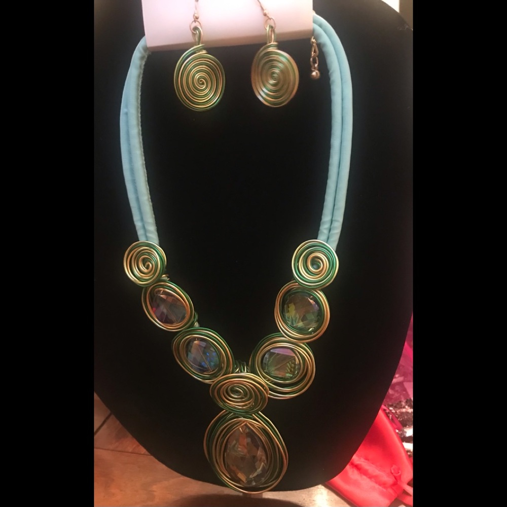 Green wire necklace with earrings!